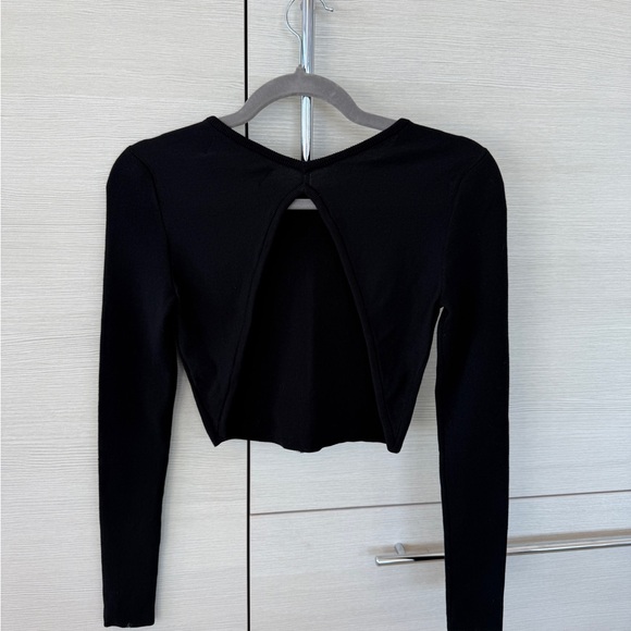 Kendall + Kylie black cropped, open back sweater, size small - Picture 4 of 4